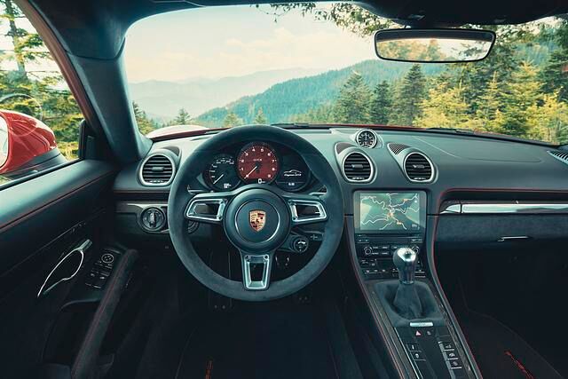 Im Innenraum bietet der 718 Cayman GTS 4.0 reichlich Alcantara