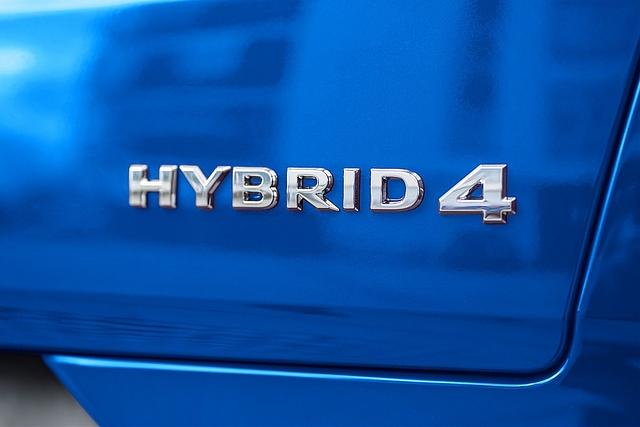 Der Opel Grandland X Hybrid4 leistet 221 kW / 300 PS
