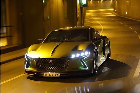 Es gibt kein ESP, ein Sperrdifferenzial und aktives Torque Vectoring helfen bei der Agilität