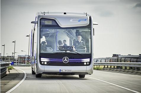 Der Fahrer ist im Mercedes Bus der Zukunft nahezu arbeitslos