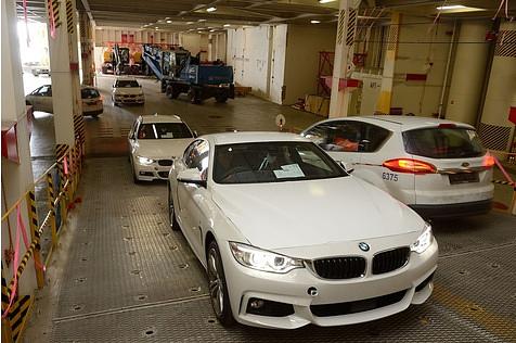 Bremerhaven - tausende Autos kommen - und gehen