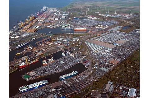 Bremerhaven - jeden Tag kommen neue Großschiffe an