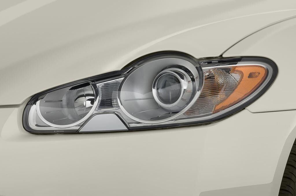 Jaguar XF (Baujahr 2011) Luxury 4 Türen Scheinwerfer