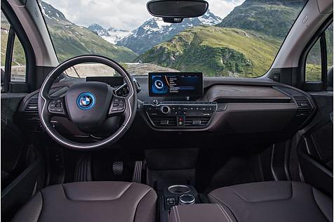 Das Eichen-Armaturenbrett (rechts) hübscht das Interieur auf