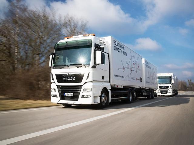 Verbunden sind die Fahrzeuge zudem mit dem speziellen WLAN-P, ein System für das autonome Fahren der Zukunft, dass sich um die üblichen Funklöcher nicht kümmern muss