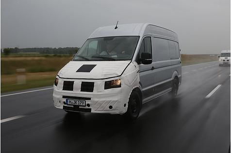 Der VW Crafter hat einen Flankenschutz, der Alarm schlägt, sobald man sich einem Hindernis nähert