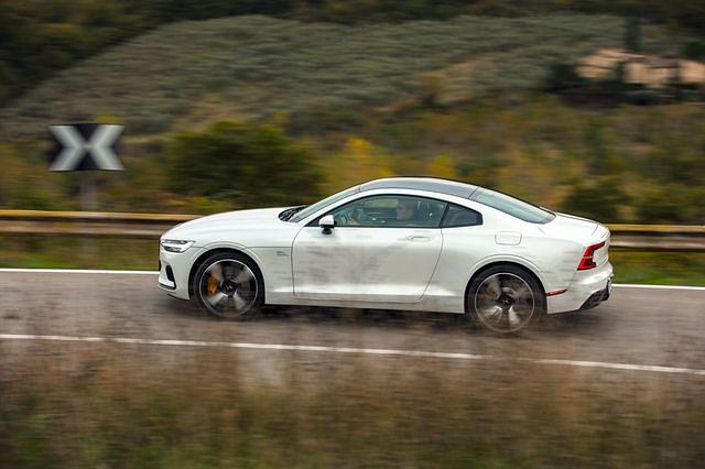 448 kW/609 PS und 1.000 Newtonmeter Drehmoment schieben diesen Gran Turismo nach vorn
