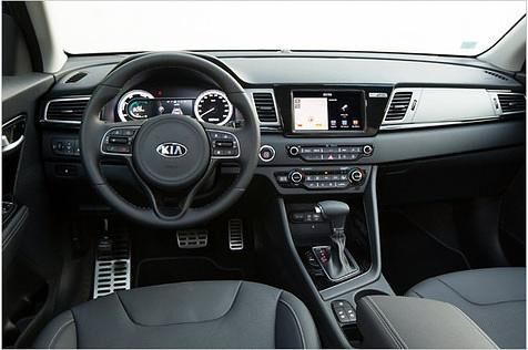 Die Optik im Cockpit geht in Ordnung. Das Armaturenbrett gibt es wahlweise in Schwarz oder Grau