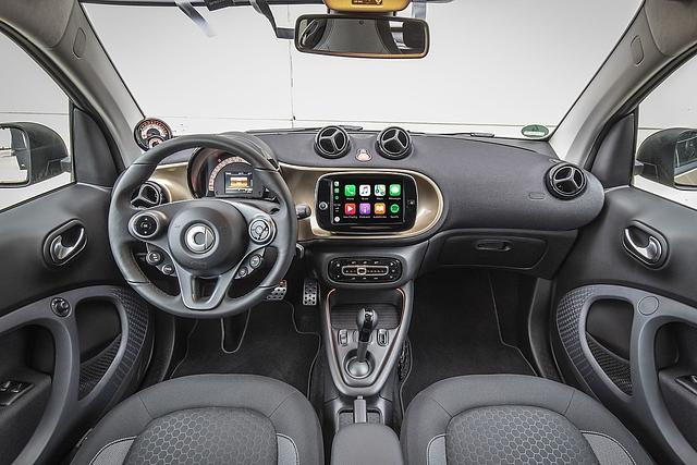Auch das Cockpit ist überarbeitet - der Touchscreen misst acht Zoll