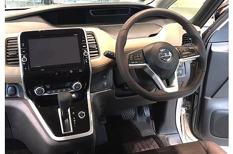 Das Cockpit des Nissan Serena S-Hybrid 2016