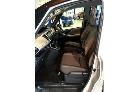 Nissan Serena S-Hybrid 2016 - die erste Reihe