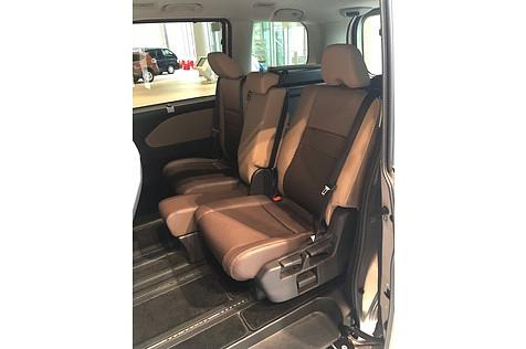 Nissan Serena S-Hybrid 2016 - verschiebbare Rücksitze in Reihe zwei
