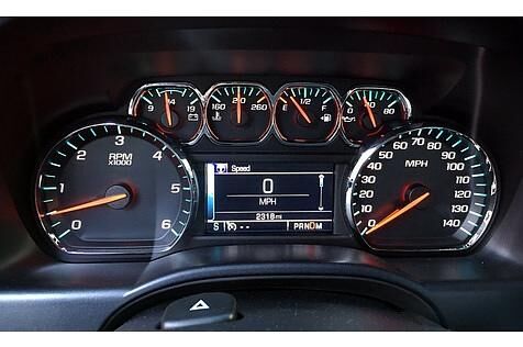 Chevrolet Silverado 5.3 V8 4WD - sechs Runduhren im Cockpit