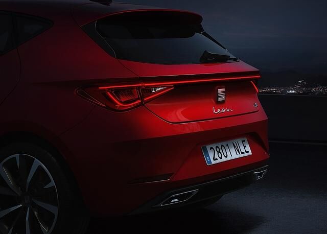 Ein LED-Lichtband zieht sich über das ganze Heck des neuen Seat Leon