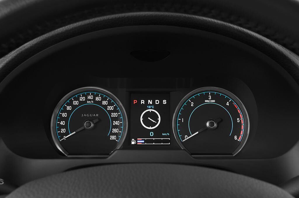 Jaguar XF (Baujahr 2015) 2.2 L Diesel 4 Türen Tacho und Fahrerinstrumente