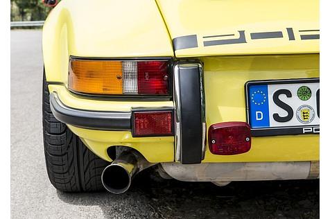 Schmale Heckleuchten garniert mit Chrom