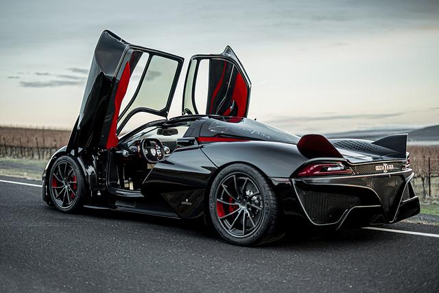 Zu den Besonderheiten des SSC Tuatara gehören Schmetterlingstüren