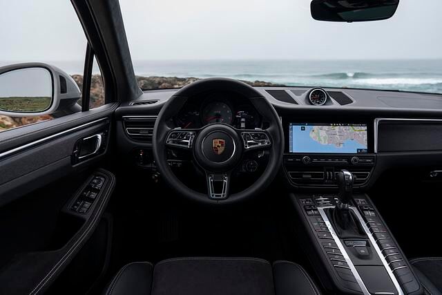 Die Eleganz setzt sich im Interieur fort mit Alcantara, Leder und gebürstetem Aluminium
