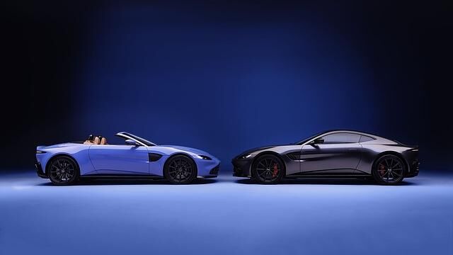Der Roadster (links) ist nur 60 Kilogramm schwerer als das Coupé