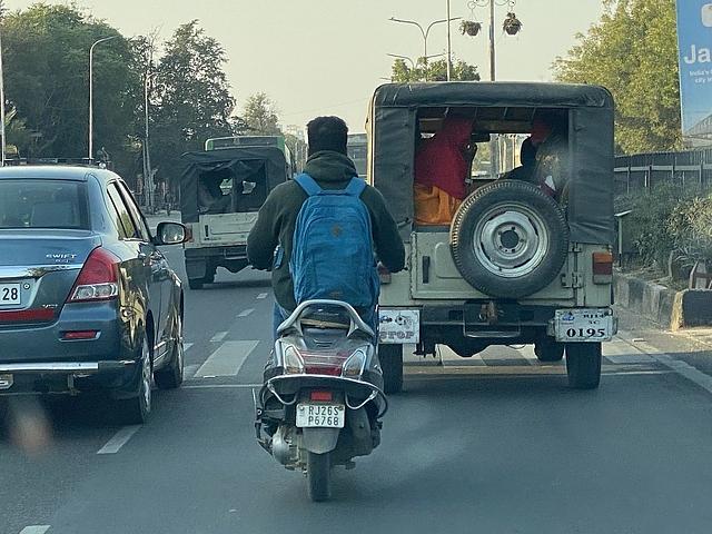 Doublette mit Symbolcharakter: Der Mahindra Jeep ist von Indiens Straßen nicht mehr wegzudenken