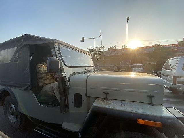 Die Taxifahrer schwören auf den robusten Mahindra Jeep