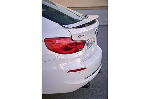 Der kleine Spoiler fährt automatisch aus und hilft beim Abtrieb