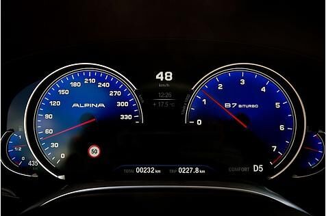Die digitalen Rundinstrumente haben den Alpina-Look