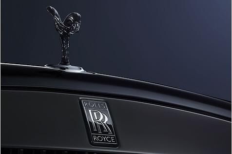 Die schwarze Kühlerfigur und das Negativ-Logo von Rolls-Royce fallen auf.