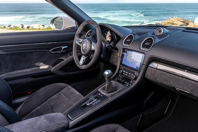 Leder, Alcantara, gebürstetes Aluminium, dezente schwarzlackierte Zierteile außen, es ist fast schon Understatement, was die GTS-Sportwagen betreiben, nur auf hohem Niveau, auch preislich