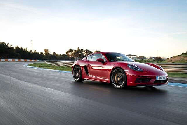 Vor allem aber geben die GTS-Varianten von Cayman und Boxster dem Fahrer das, was er auf einer Rundstrecke mit einem 400 PS starken 80.000-Euro-Spielzeug am meisten benötigt: Vertrauen