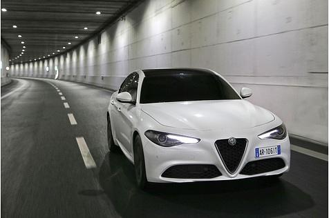 Das Fahrwerk bügelt Unebenheiten souverän weg