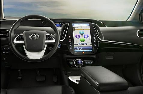 Das Cockpit des neuen Toyota Prius Plug-in Hybrid.