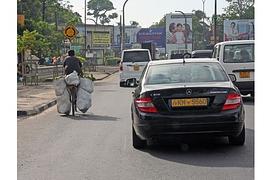 Auf den Straßen von Sri Lanka - Der Stärkere gewinnt