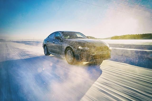 Der BMW i4 steht in Genf als seriennaher Prototyp