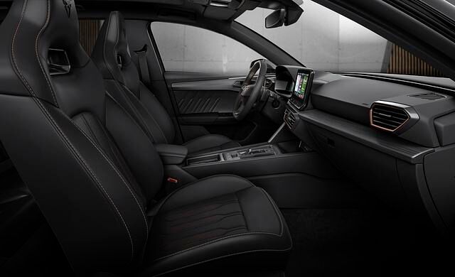 Das digitale Kombiinstrument, den Infotainment-Touchscreen mit Slider-Flächen für Temperatur und Lautstärke und den stummeligen DSG-Wahlschalter kennt man aus dem normalen Leon 