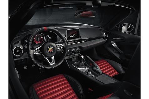 Schicke Sportlichkeit: das Abarth-Cockpit ist gelungen