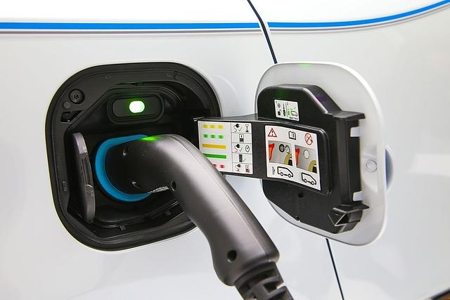 Mit einer Ladesäule 22 kW (400 Volt / 32 Ampere / 3-phasig) ist der Renault Z.E. in 1:03 Stunden von 0 bis 80 Prozent geladen