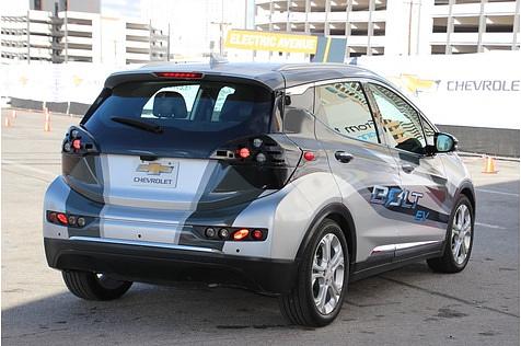 Chevrolet Bolt EV Fahrt - hier noch als Prototyp leicht getarnt