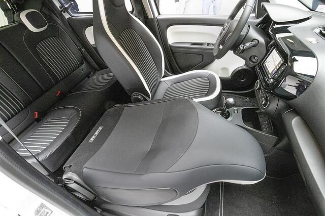 Die Lehne des Beifahrersitzes kann umgelegt werden, dann passen Gegenstände von 2,31 Metern Länge in das Auto