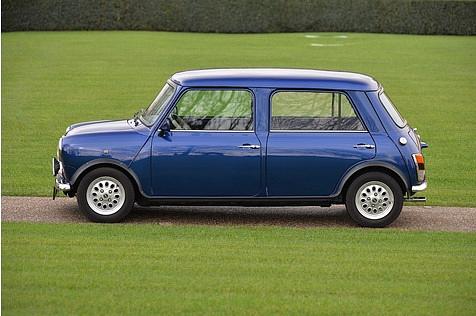 Der Classic Mini Four ist 30 Zentimeter länger als der Zweitürer