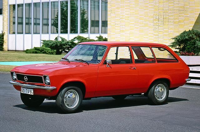 Hier ein Opel Ascona Voyage Caravan in der Basisausführung. Es handelt sich um die modellgepflegte Variante, die einen schwarzen Kunststoffgrill und eckige Außenspiegel bietet