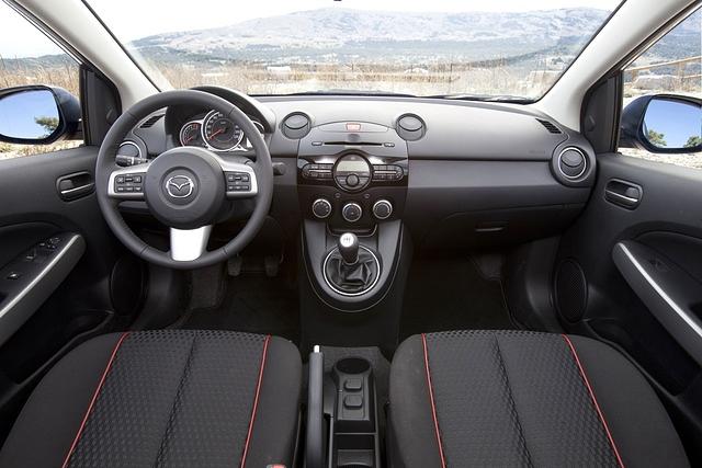 Der Arbeitsplatz im Mazda2 ist aufgeräumt, viele Hartplastikoberflächen wirken allerdings etwas spröde