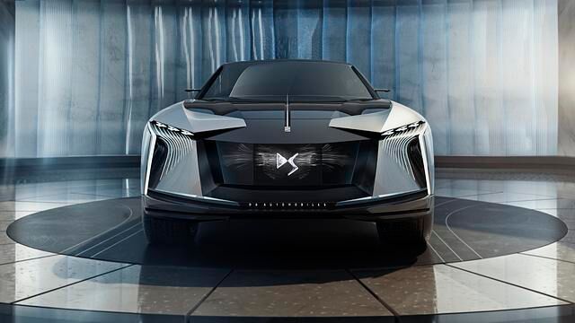 Die Studie wirkt wie ein futuristisches Schwestermodell der Businessklassenlimousine DS 9
