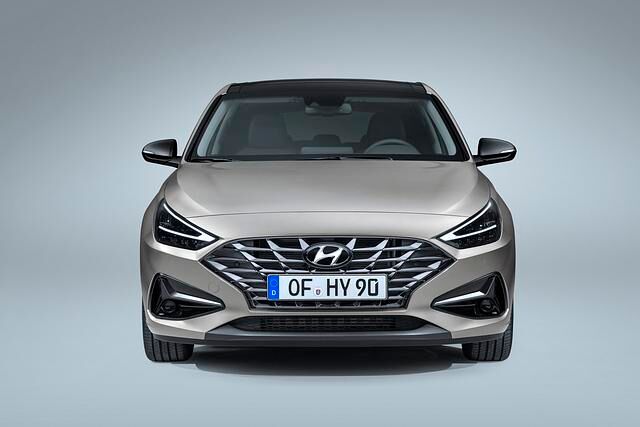 Das Facelift umfasst eine geänderte Frontschürze, ein neues Kühlergrilldesign und v-förmige Tagfahrlichter