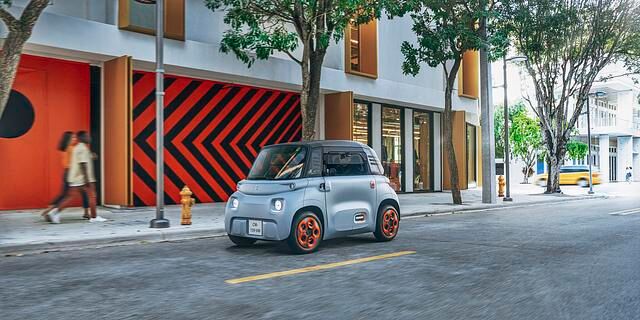 Das Auto sieht von vorne und hinten relativ gleich aus und erinnert wie schon die Studie an ein Lego-Auto