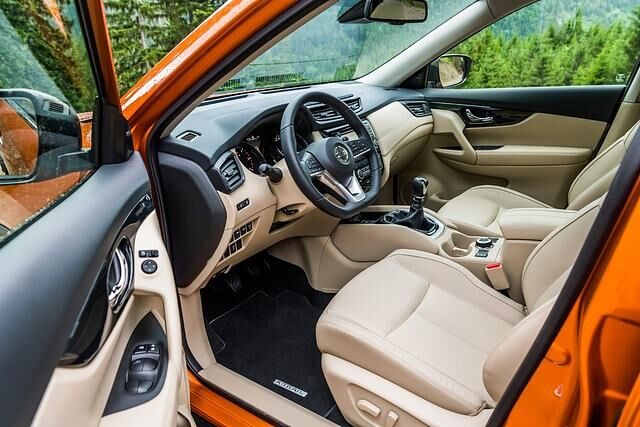 Das Cockpit ist ergonomisch und logisch eingerichtet