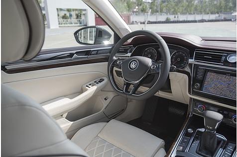 Das Interieur des VW Phideon ist wertig