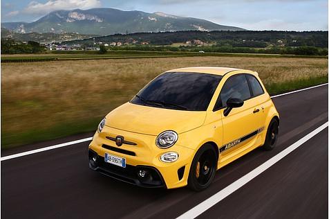 Der Fiat Abarth Competizione 595 rückt nah an den Über-Sportler Fiat Abarth 695 Biposto heran