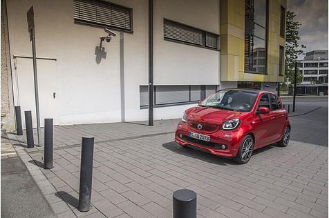 In der Stadt kommt der Smart Brabus Forfour gut zurecht, ist aber nicht so agil, wie der fortwo