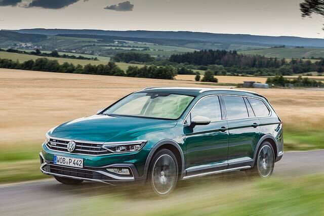 Wer sich mit der Frage beschäftigt, ob er einen SUV oder einen Kombi haben will, kann Alternativ mit dem Passat Alltrack beide Wünsche in einem Fahrzeug vereinen